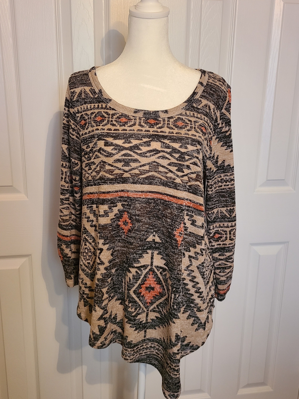 Signature Studio Beige Tunic with Black & Coral Aztec Print Size Medium M